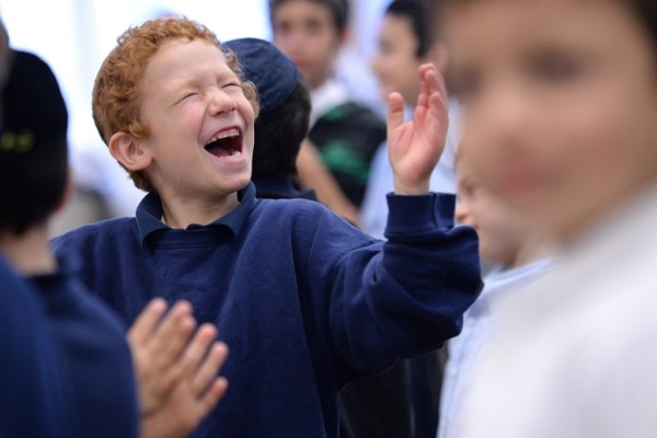 2014 Mendel Greenbaum notification student cheer Menachem