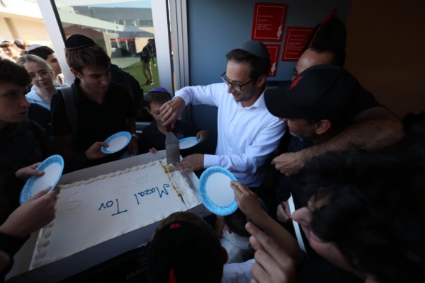 2024 rabbi ari schwarzberg jewish educator awards cuts cake