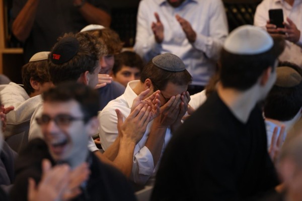 2024 rabbi ari schwarzberg jewish educator awards head in hands