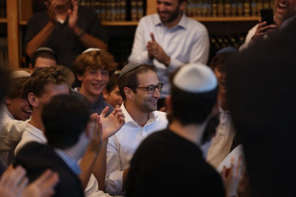 2024 rabbi ari schwarzberg jewish educator awards people clapping