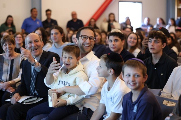 2024 rabbi ari schwarzberg jewish educator awards with kids
