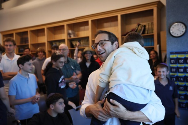 2024 rabbi ari schwarzberg jewish educator awards with son