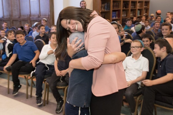 2017 Yehudis Blauner Notification hugs student
